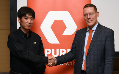 写真2●写真左から、エヌビディアのエンタープライズマーケティング部でシニアマーケティングマネージャーを務める佐々木邦暢氏、米Pure Storageの製品・ソリューション・マーケティング部門で副社長を務めるMatt Kixmoeller(マット・キックスモーラー)氏