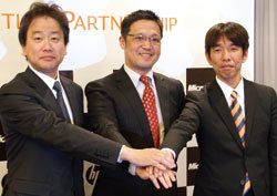 記者発表会で固く握手する（左から）、日本ヒューレット・パッカード（HP）の古森 茂幹取締役、日本マイクロソフトの梅田 成二業務執行役員、日本HPの上原 宏統括本部長
