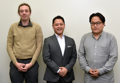 写真1●左から、あくしゅ Andreas Kieckens氏、あくしゅ 代表取締役の山崎泰宏氏、TIS フェロー 戦略技術センター長兼AIサービス事業部副事業部長 北陸先端科学技術大学院大学 産学官連携客員教授 油谷実紀氏