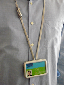 写真1　これがSmart Badge。見た目は社員証ホルダーだが、Bluetoothヘッドセット機能を備えている