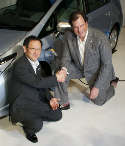 写真 記者発表会で堅く手を握るトヨタ自動車の豊田 章男代表取締役社長と、米セールスフォース・ドットコムのマーク・ベニオフ会長兼最高経営責任者（CEO）