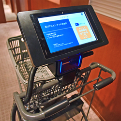写真2：デジタルサイネージとセルフレジを搭載したショッピングカートの外観