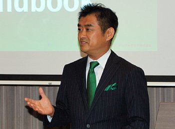 写真　Handbook 4について説明するインフォテリアの平野洋一郎代表取締役社長/CEO