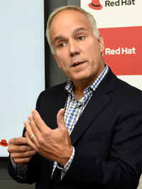 写真1:OpenShift Service Meshを紹介した、米Red Hatでクラウドプラットフォーム製品担当バイスプレジデントを務めるJoe fernandes(ジョー・フェルナンデス)氏