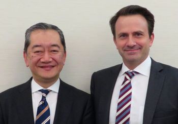 エリクソン日本法人のMikael Eriksson（マイケル・エリクソン）代表取締役社長と野崎 哲 代表取締役社長