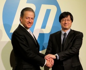 日本HPの新社長についた吉田 仁志 氏（右）と米本社シニアバイスプレジデントのJim Merritt氏