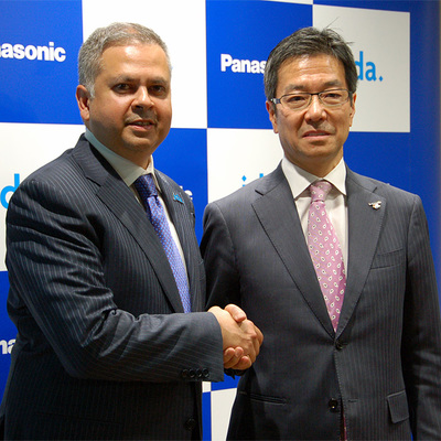 写真1：米JDA Softwareで最高経営責任者（CEO）を務めるGirish Rishi氏（左）と、パナソニックのコネクティッドソリューションズ社で社長を務める樋口泰行氏（右）