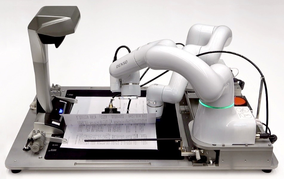 デンソーウェーブ 書類への捺印をロボットアームとrpaで自動化するシステムを開発 It Leaders
