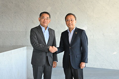 写真1：日本オラクル取締役執行役社長の三澤智光氏（写真左）と、NEC執行役員常務の吉崎敏文氏（写真右）（出典：NEC、日本オラクル）