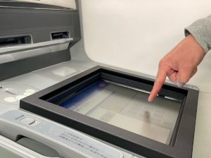 写真1：琉球銀行は、画面に触れずにタッチパネルを操作できるATM（現金自動預け払い機）の実証実験を開始する。沖電気工業（OKI）が開発した「ハイジニック タッチパネル」を採用している。画面から数cm（センチメートル）上に指をかざすだけで、ATMを操作できる。顧客は、画面に触れることなく「引出し」、「預入れ」、「振込み」などの取引ができる（出典：琉球銀行、沖電気工業）