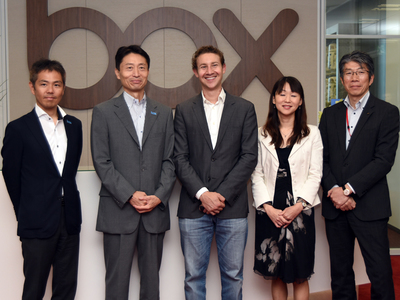 写真5:左から、Box Japanで執行役員アライアンス・事業開発部長を務める安達徹也氏、Box Japan代表取締役社長の古市克典氏、米Boxの共同設立者で最高財務責任者(CFO)のディラン・スミス氏、三菱地所でxTECH営業部 運営・ビジネス開発支援ユニット 統括 ユニットリーダーを務める島田映子氏、井村屋グループでシステム部部長を務める岡田孝平氏