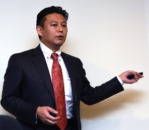 写真1●vSphere 6.7について説明する、ヴイエムウェアでチーフストラテジスト（SDDC／Cloud）を務める高橋洋介氏