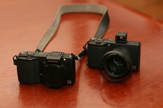 写真1　筆者が今、メインで使っているのがリコーのGR Digital II（右）とGX200（左）