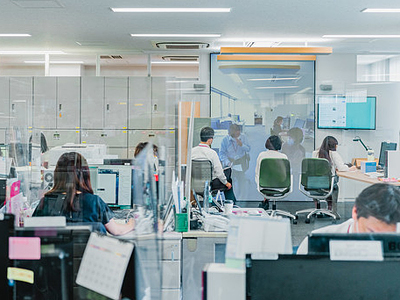 損保ジャパン 遠隔のオフィスを等身大スクリーンでつなぐ Tonari を導入 It Leaders