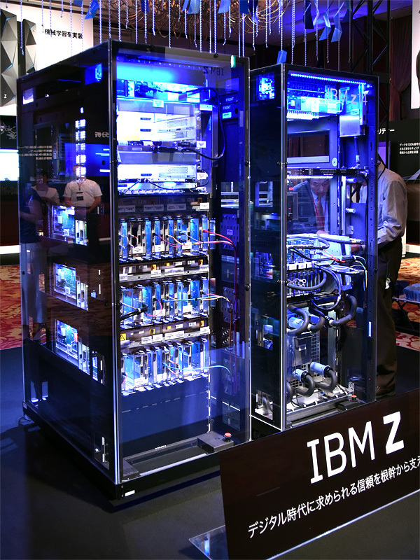 opzettelijk overzee Categorie 日本IBMが新型メインフレーム「z14」を展示して特徴を説明、暗号化やストレージI/Oなどが高速に | IT Leaders