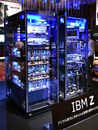写真1●IBM z14の実機