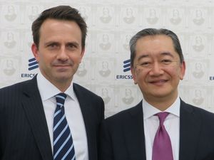 写真1：エリクソン・ジャパンの代表取締役社長であるマイケル・エリクソン（Mikael Eriksson）氏と野崎 哲 氏