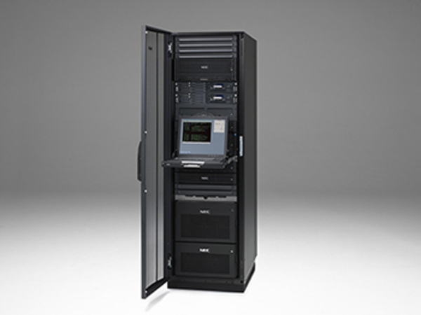 写真1：i-PX9800モデルS200（データセンター対応モデル）の外観