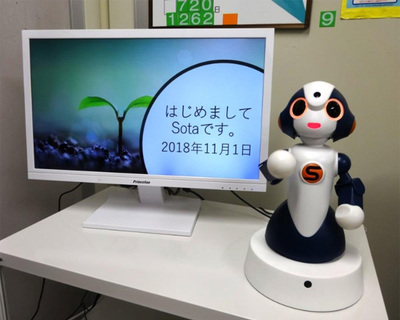 写真1：マルコメ本社工場の作業場前室内に設置したコミュニケーションロボット「Sota」（出典：NTT東日本長野支店）
