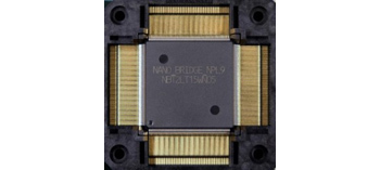 写真1：NanoBridge-FPGA（縦：28mm×横：28mm）