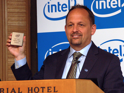 写真1：第2世代Xeonスケーラブル・プロセッサーを手に取る、米Intelで副社長兼データセンター事業本部クラウド・プｒットフォーム＆テクノロジー事業部長を務めるJason L.Grebe（ジェイソンL・グリーブ）氏