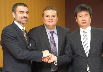 写真2 NECの高石勝氏（写真右）、米IntelのJose Avalos氏（写真中央）、米MicrosoftのJohn Boladian氏（写真左）