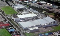 ●写真3：会津若松Akisaiやさい工場の全景。中央の真っ白な屋根の建物がレタス栽培用。それ以外の建屋ではマイコンやロジックICなど半導体製品を製造している