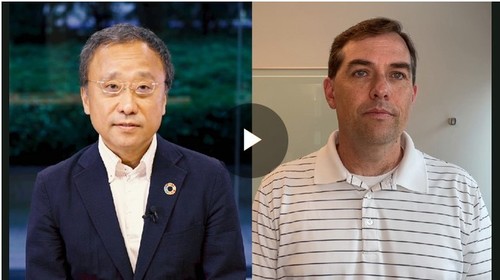 写真1：NECで執行役員常務を務める吉崎敏文氏（写真左）と、米Amazon Web ServicesでSenior Vice Presidentを務めるMatt Garman氏（写真右）