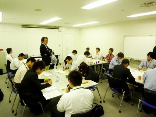 写真　内山塾の講義風景。去る2009年11月17日、第6期生が巣立った