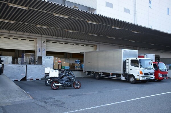 写真1：保守部品を積み込みパーツセンターに待機している配送車（出典：NECフィールディング）