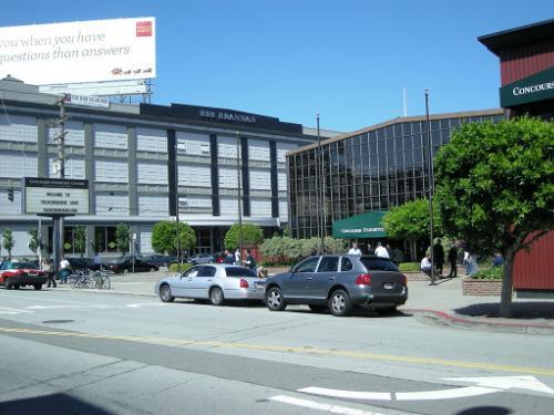 写真1-1　会場となった、サンフランシスコ・デザインセンター・コンコース前の様子