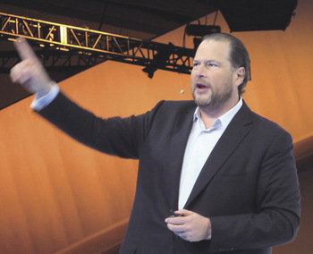 写真1：「Dreamforce2013」の基調講演で「Internet of Customer（IoC）の時代が訪れた」と力説する米Salesforce.comのマーク・ベニオフCEO（最高経営責任者）