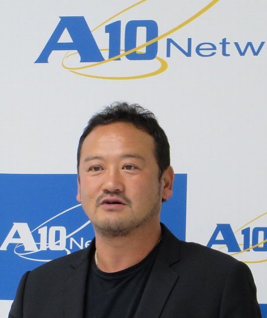 写真2　Thunderシリーズを発表するA10ネットワークス日本法人社長兼CEOの小枝逸人氏。南APACのバイスプレジデントでもある