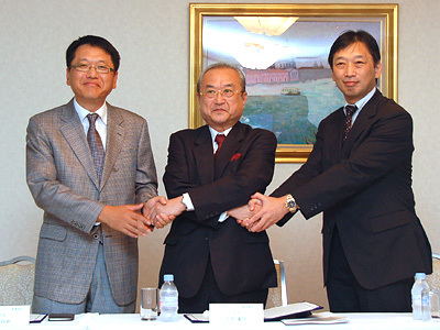 韓国情報セキュリティ産業協会（KISIA）会長の李得春氏（写真左）、日本セキュリティ監査協会（JASA）会長の土居範久氏（写真中央）、日本ネットワークセキュリティ協会（JNSA）会長職務代行副会長の大和敏彦氏（写真左）
