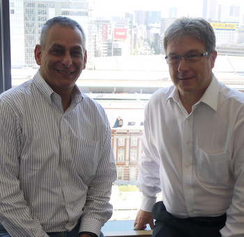 写真：米国トレジャーデータ社のマーケティング担当ヴァイスプレジデント Rich Ghiossi氏（右）と、事業開発担当ヴァイスプレジデントのKeith Goldstein氏