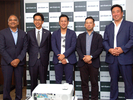 写真1:左から、米ServiceNowでISVおよびテクノロジーアライアンス担当グローバルバイスプレジデントのAvanish Sahai(アヴァニッシュ・サハイ)氏、システムサポート専務取締役の能登満氏、ロココ常務取締役の長谷川正人氏、ウイングアーク1st代表取締役社長の田中潤氏、ServiceNow Japan社長の村瀬将思氏