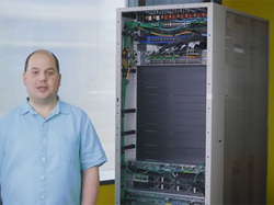 写真1:AWS Outpostsのサーバーラックの外観。動画からのキャプチャ画像(出典:アマゾンウェブサービスジャパン)