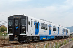 写真1:対象路線を走るBEC819系架線式蓄電池電車(愛称「DENCHA」)(出典:九州旅客鉄道、グルーヴノーツ)
