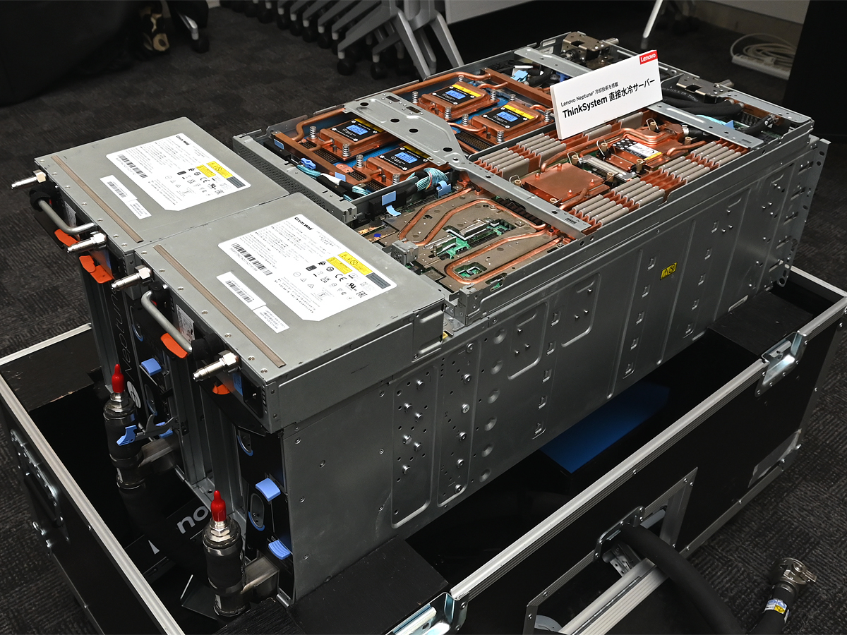 レノボ、ニデック製ラックマウント冷却分配装置とセットで水冷サーバー