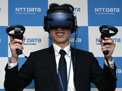 写真2:VRゴーグルを装着して会議に参加している様子