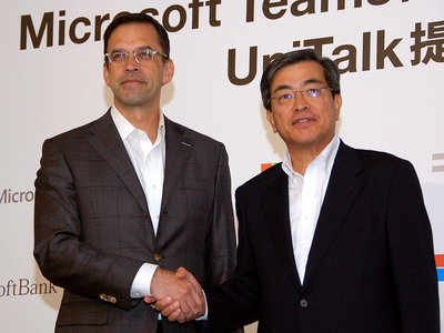 写真1：日本マイクロソフト代表取締役社長の平野拓也氏（写真左）、ソフトバンク代表取締役副社長執行役員兼COOの今井康之氏（写真右）