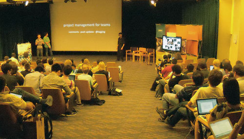 写真1　Xeroxパロアルト研究所で8月に開催されたTeens in Techの様子。会場には若者の熱気が満ちていた