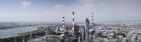 世界140カ国でエネルギー関連事業を展開するロイヤル・ダッチ・シェル参加の日本法人。世界各国から輸入した原油を精製、販売する。写真は、三重県にある四日市製油所の全景