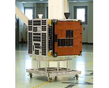 写真2：小型実証衛星1号機（RAPIS-1）