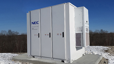 写真1：オールインワン型の法人向け中型蓄電システムの外観（出典：NEC）