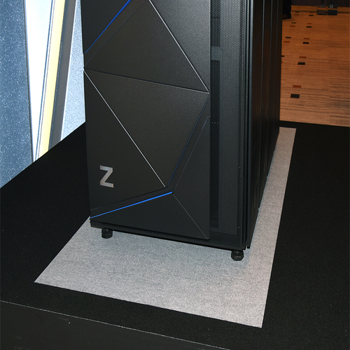 写真1：19インチラック幅とした「IBM z14 Model ZR1」のモックアップ。床面の白い部分は、これまで最も設置面積が小さかった「IBM z13s」の設置面積。z13s比で約40％設置面積を削減した