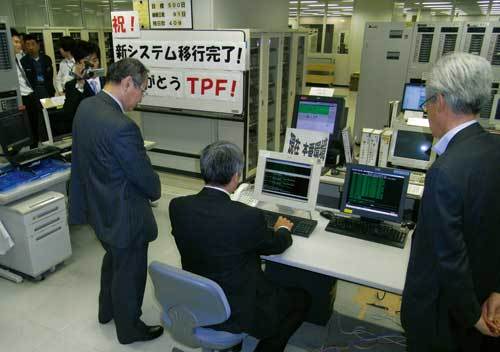 システム停止のセレモニーの様子。後ろ姿（右）はJTB情報システムの佐藤社長、コンソールに座っているのは執行役員の永井雄二氏。TRIPS IIから開発・運用に携わってきたベテランだ