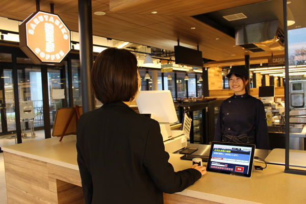 写真1：日立製作所の横浜事業所での活用イメージ。2020年12月初旬から、指静脈情報とクレジットカード情報をひも付けたキャッシュレス決済を導入する（出典：日立製作所）