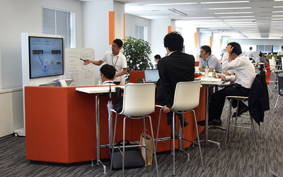 写真2●デルの本社ビル（川崎市）に用意したコラボレーションスペースの様子。デルとEMCジャパンの社員がコラボレーションして働いている