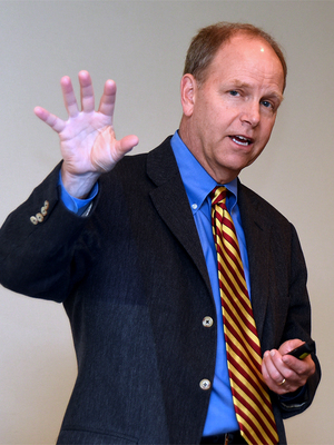 写真2●vSAN 6.7について説明する、米VMwareのストレージ・アベイラビリティー事業部で製品担当VPを務めるLee Caswell（リー・キャズウェル）氏